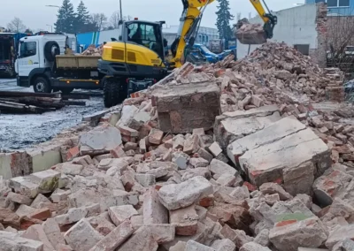 Demolice průmyslového areálu v Brandýse nad Labem