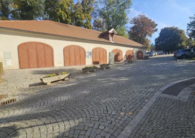 Žulové dlažby v okolí zámku Brandýs nad Labem a ulici Plantáž