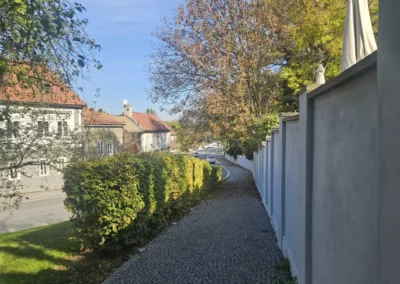 Žulová dlažba Brandýs nad Labem – chodník podél zámecké zdi
